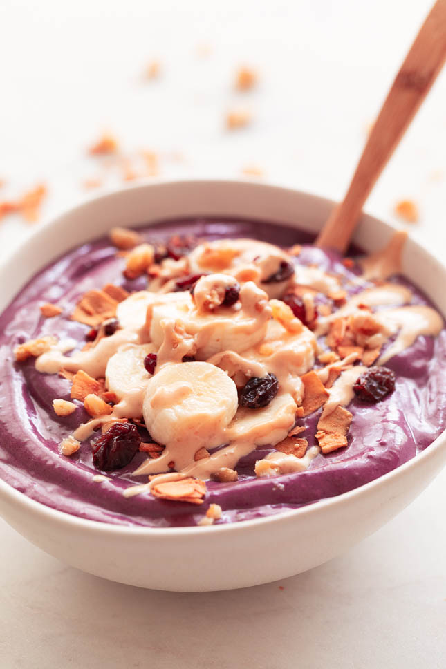 Açai bowl, a flavorful breakfast or snack. It only requires 3 or 4 ingredients and is ready in about 5 minutes. Enjoy with your favorite toppings. #breakfast #açai #smoothie #vegan #simpleveganblog Açai Bowl