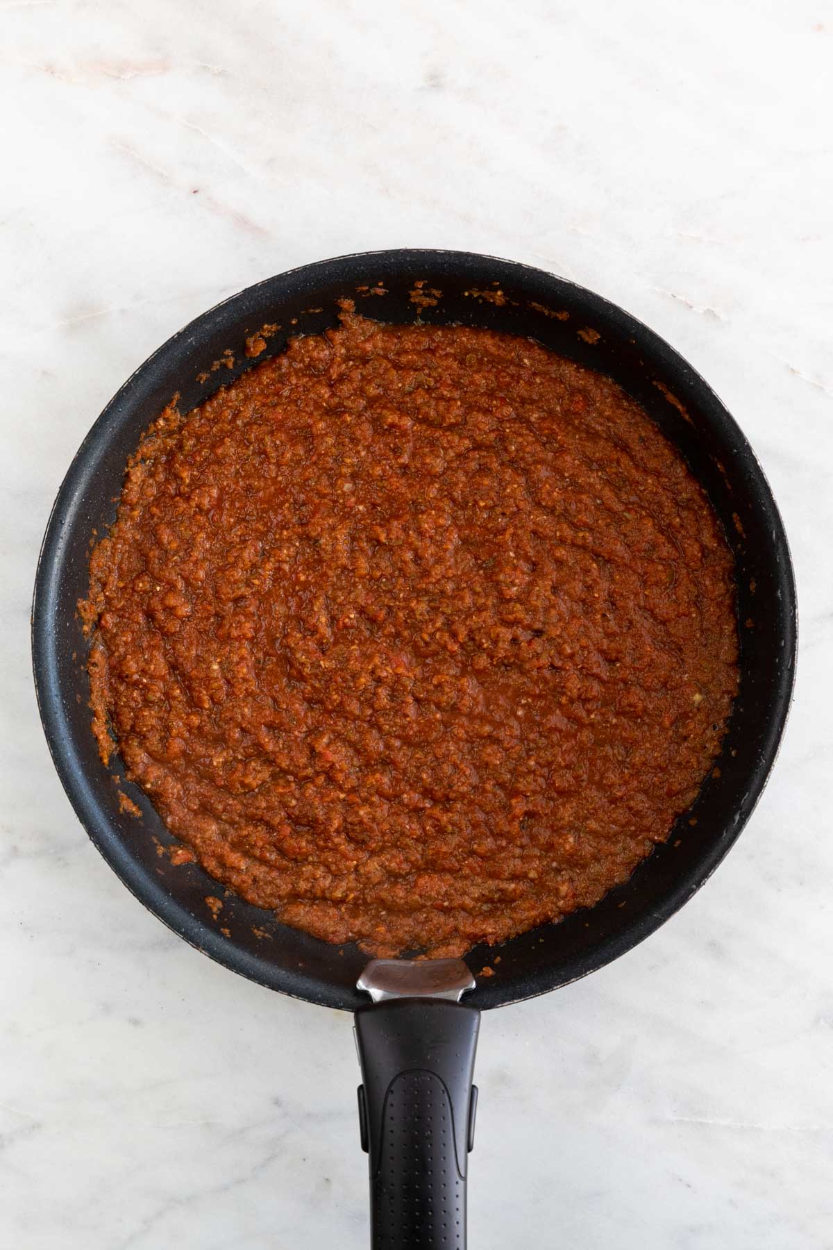 The sauce fully cooked in a frying pan.