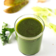 Digestive aid green juice - This green juice is great to improve digestion naturally. It's made with ginger, so is a healthy alternative to coffee in the morning.