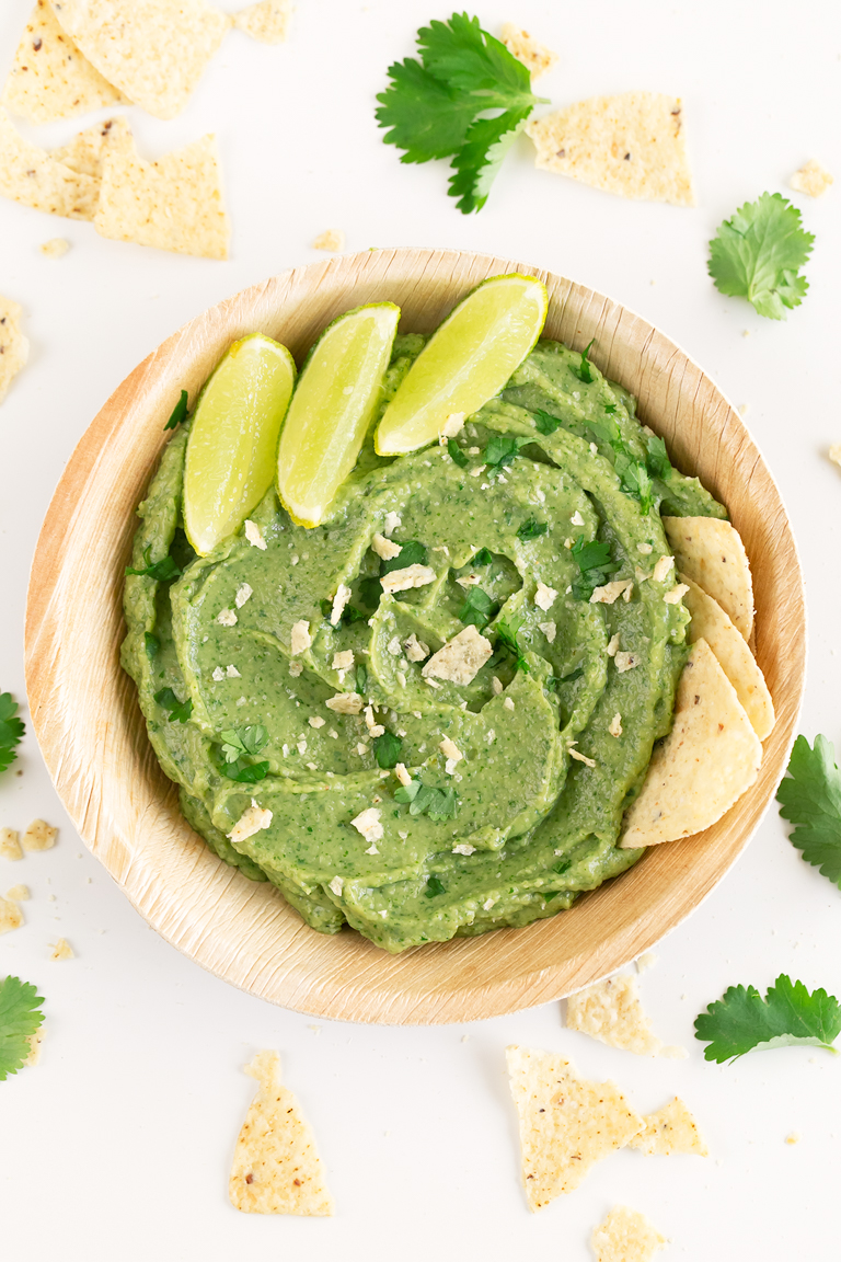 Easy Guacamole Dip. - You only need 6 ingredients to make this easy guacamole dip and is ready in 5 minutes. Enjoy it with some tortilla chips or crudites. #vegan #glutenfree #simpleveganblog