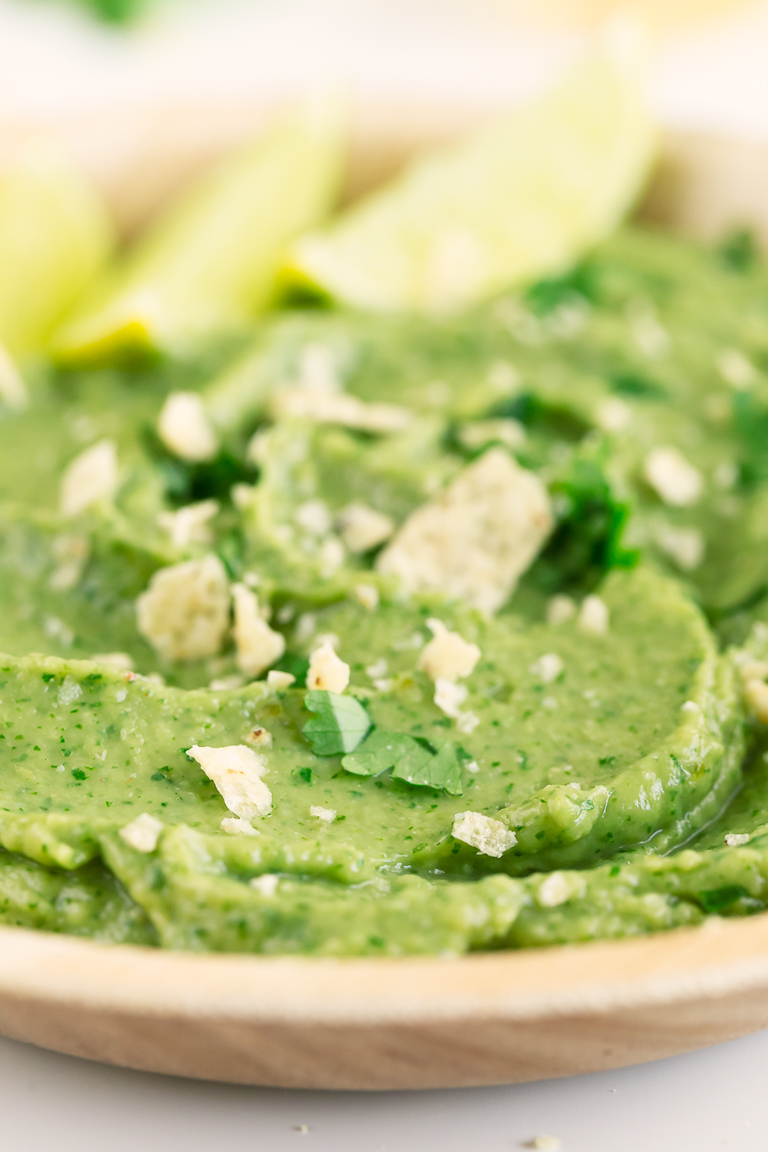 Easy Guacamole Dip. - You only need 6 ingredients to make this easy guacamole dip and is ready in 5 minutes. Enjoy it with some tortilla chips or crudites. #vegan #glutenfree #simpleveganblog