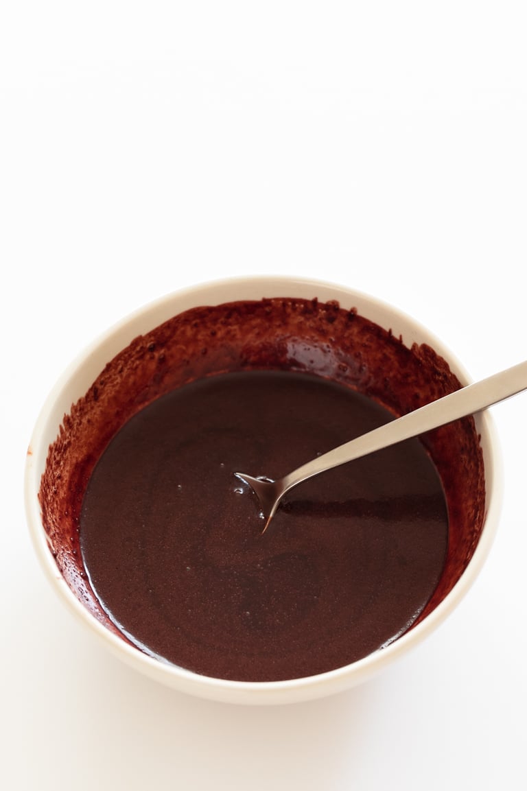 Homemade Chocolate Syrup (2 Ingredients). - Learn how to make homemade chocolate syrup in 2 minutes, using just 2 ingredients. It's a healthy alternative to store-bought syrups. #vegan #glutenfree #simpleveganblog