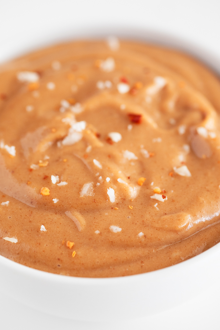 How To Make Peanut Sauce. - Learn how to make peanut sauce with just 7 ingredients in less than 5 minutes. It's a delicious, super creamy Thai sauce, made with easy to get ingredients. #vegan #glutenfree #simpleveganblog