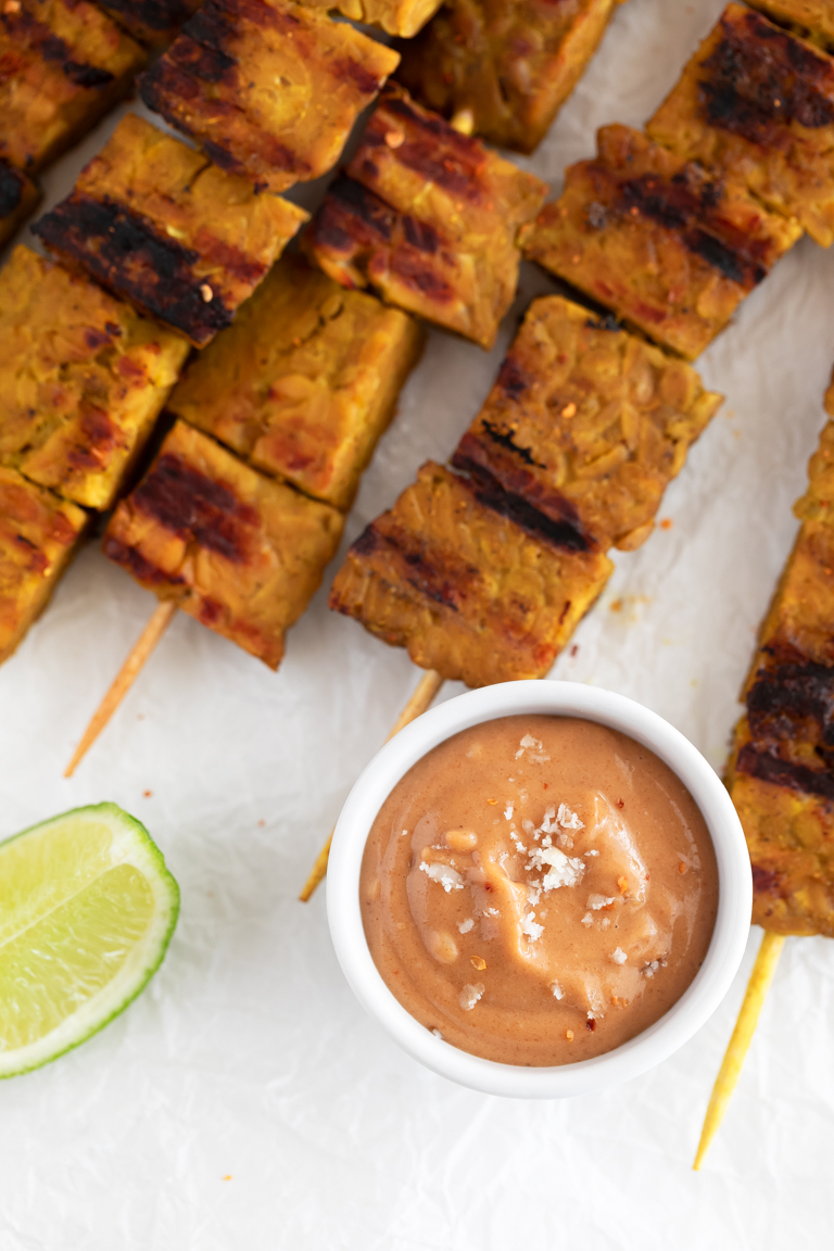 How To Make Peanut Sauce. - Learn how to make peanut sauce with just 7 ingredients in less than 5 minutes. It's a delicious, super creamy Thai sauce, made with easy to get ingredients. #vegan #glutenfree #simpleveganblog