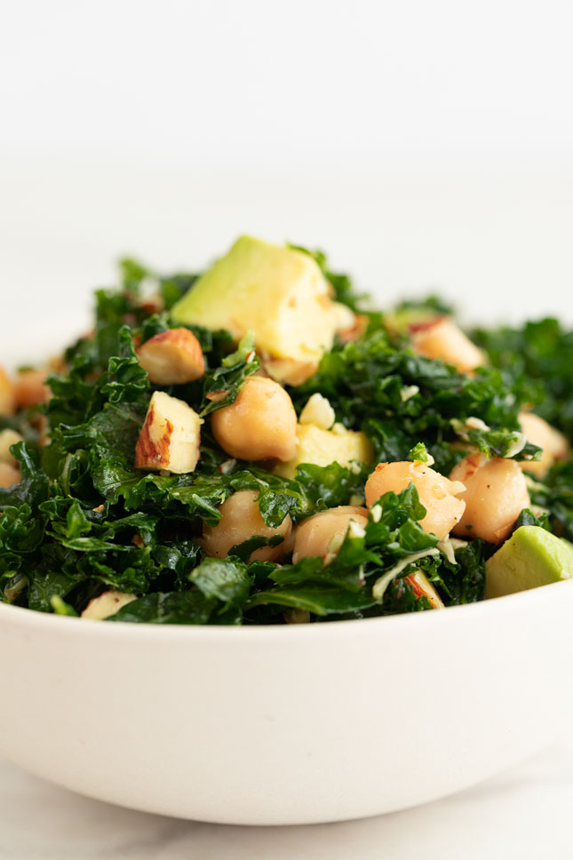 Kale salad, so easy to make and perfect to eat on the go. It's made with kale, chickpeas, almonds, avocado and a delicious and simple salad dressing. #vegan #glutenfree #kale #salad #simpleveganblog Kale Salad