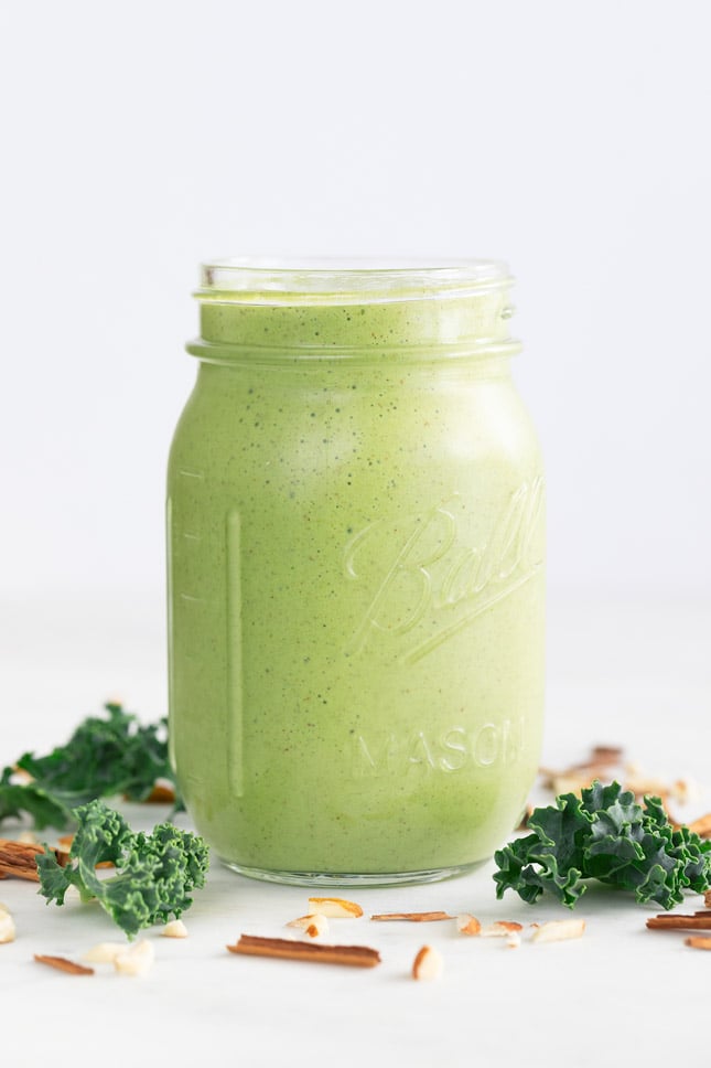 Kale smoothie, a tasty, satiating and healthy drink, breakfast or snack recipe. It's ready in less than 5 minutes and only requires 3 ingredients. #vegan #glutenfree #kale #smoothie #drink #breakfast #simpleveganblog Kale Smoothie