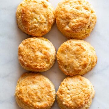 Six vegan biscuits against a marble backdrop.