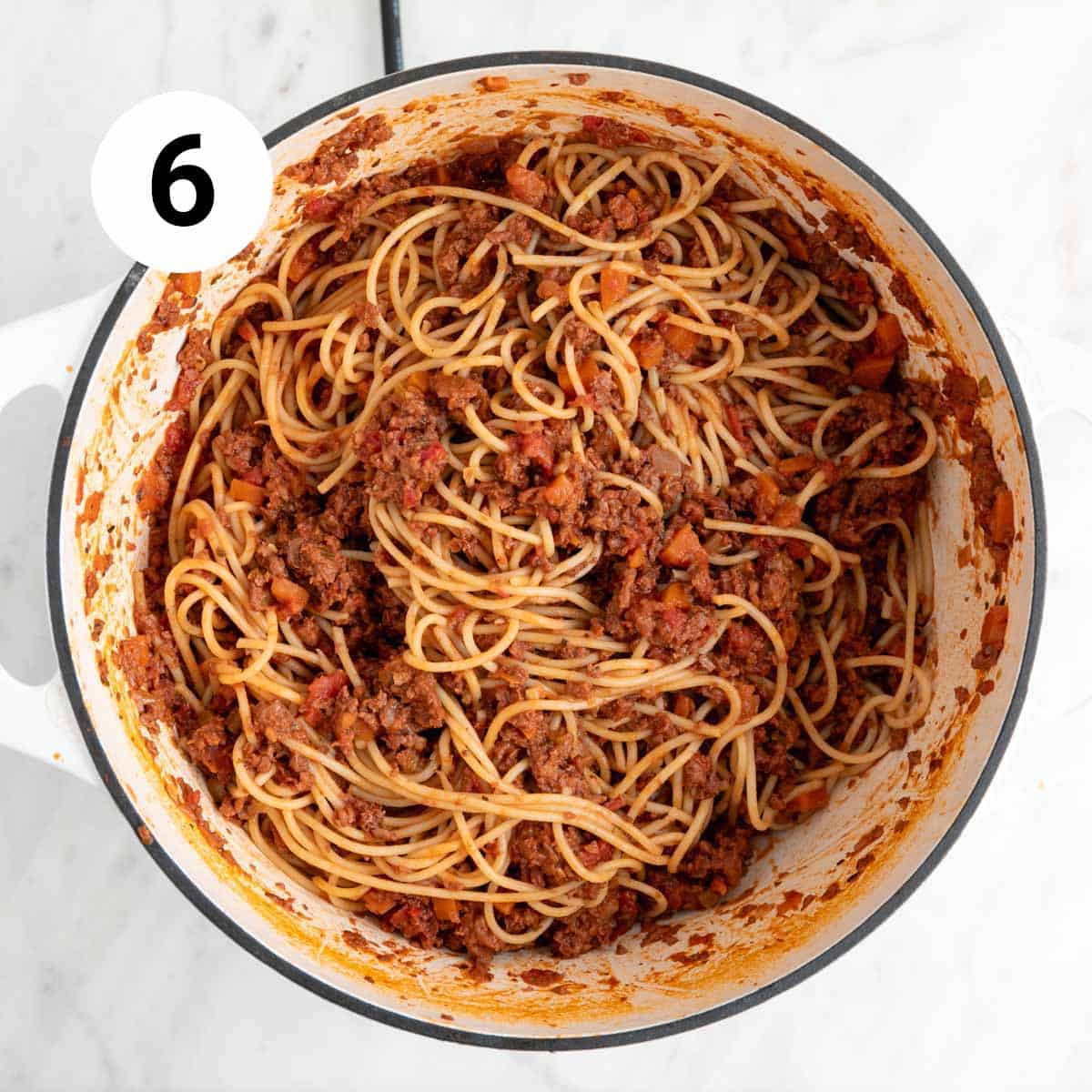 Vegan bolognese pasta in a pot.