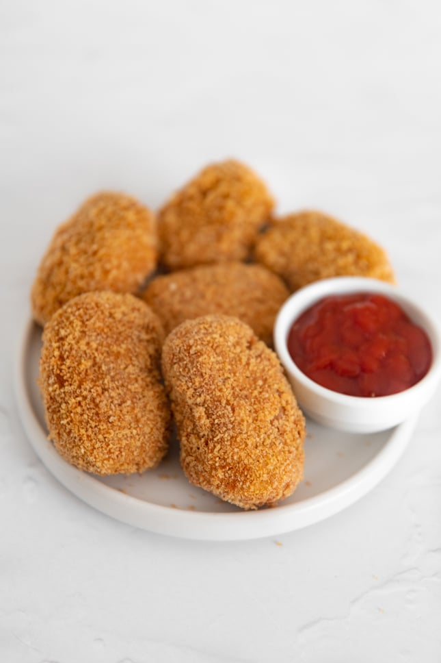 Photo of a plate with some vegan chicken nuggets