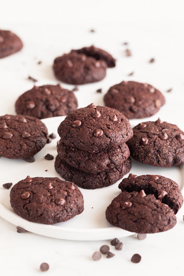 Vegan chocolate cookies, the best vegan cookies in the whole world. They're thick, soft and fudgy and made with just 9 simple ingredients. #vegan #dessert #breakfast #cookies #chocolate #simpleveganblog Vegan Chocolate Cookies