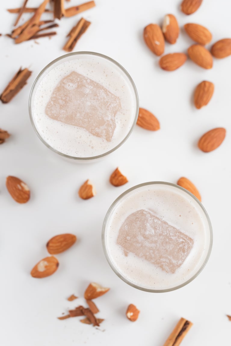 Vegan Mexican Horchata. - Vegan Mexican horchata, made with rice, almonds, water, a cinnamon stick and vanilla seeds. It's a refreshing drink, naturally sweetened with dates. #vegan #glutenfree #simpleveganblog