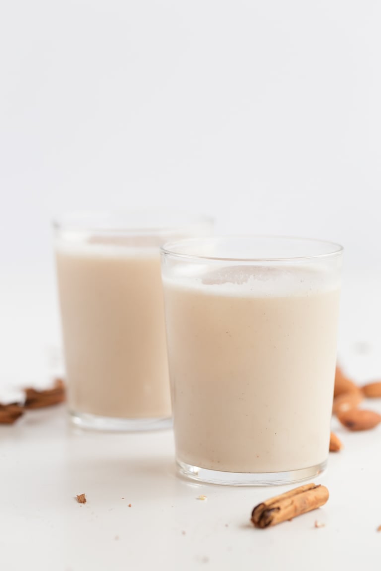 Vegan Mexican Horchata. - Vegan Mexican horchata, made with rice, almonds, water, a cinnamon stick and vanilla seeds. It's a refreshing drink, naturally sweetened with dates. #vegan #glutenfree #simpleveganblog