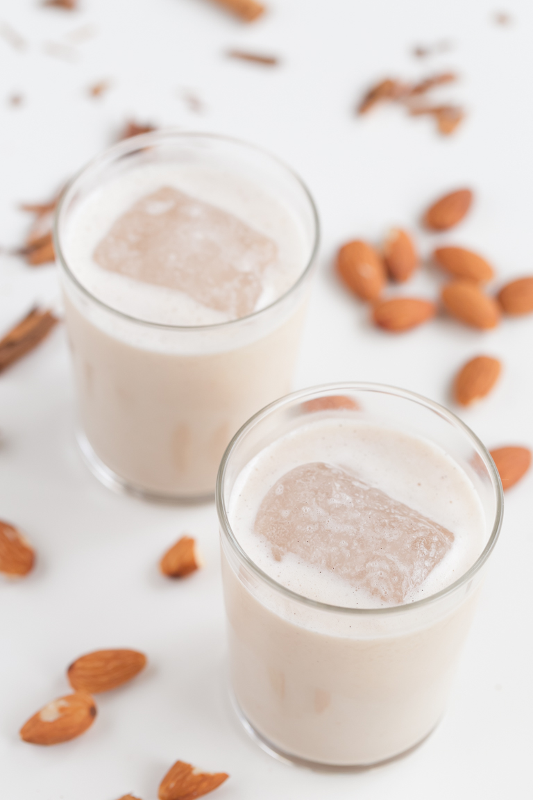 Vegan Mexican Horchata. - Vegan Mexican horchata, made with rice, almonds, water, a cinnamon stick and vanilla seeds. It's a refreshing drink, naturally sweetened with dates. #vegan #glutenfree #simpleveganblog