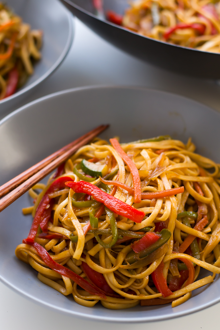 Vegan Stir Fried Udon Noodles. This 15 minute stir fry is so easy and so delicious! | #vegan