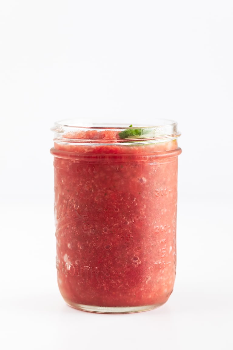 Watermelon Slushie. - Delicious watermelon slushie made with just 4 ingredients: fresh watermelon, lime juice, mint leaves and dates. It's a super refreshing and healthy drink. #vegan #glutenfree #simpleveganblog