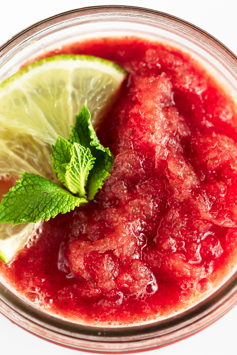 Watermelon Slushie. - Delicious watermelon slushie made with just 4 ingredients: fresh watermelon, lime juice, mint leaves and dates. It's a super refreshing and healthy drink. #vegan #glutenfree #simpleveganblog